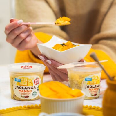 jaglanka mango z mango w tle