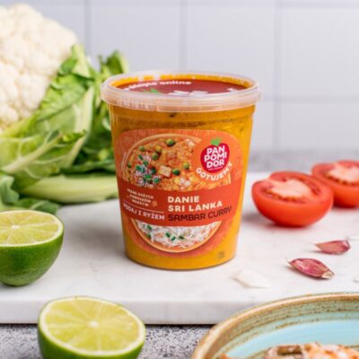 danie sri lanka z pomidorami i kalafiorem w tle