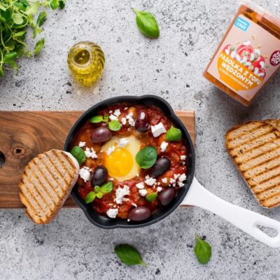 fasolka po bretońsku z jajkiem i grzankami