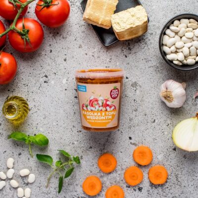 fasolka z wędzonym tofu z warzywami wokół