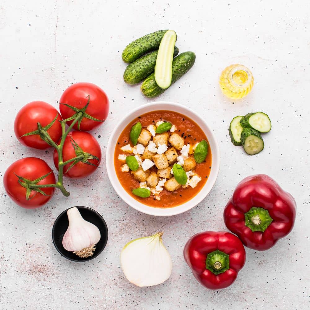gazpacho z warzywami wokół