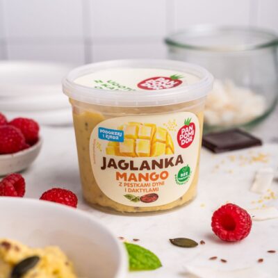 jaglanka mango z malinami w tle