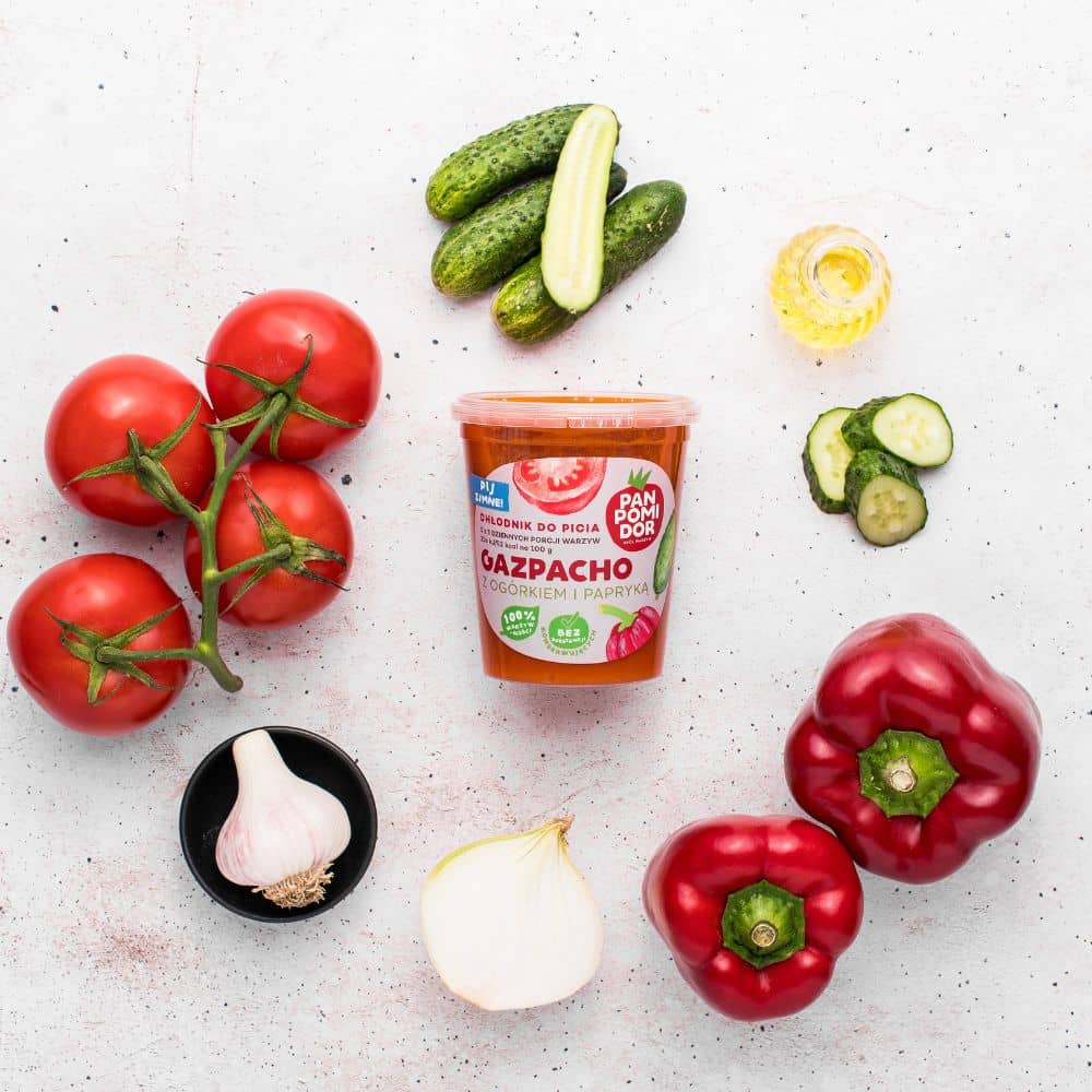 kubek gazpacho z warzywami wokół