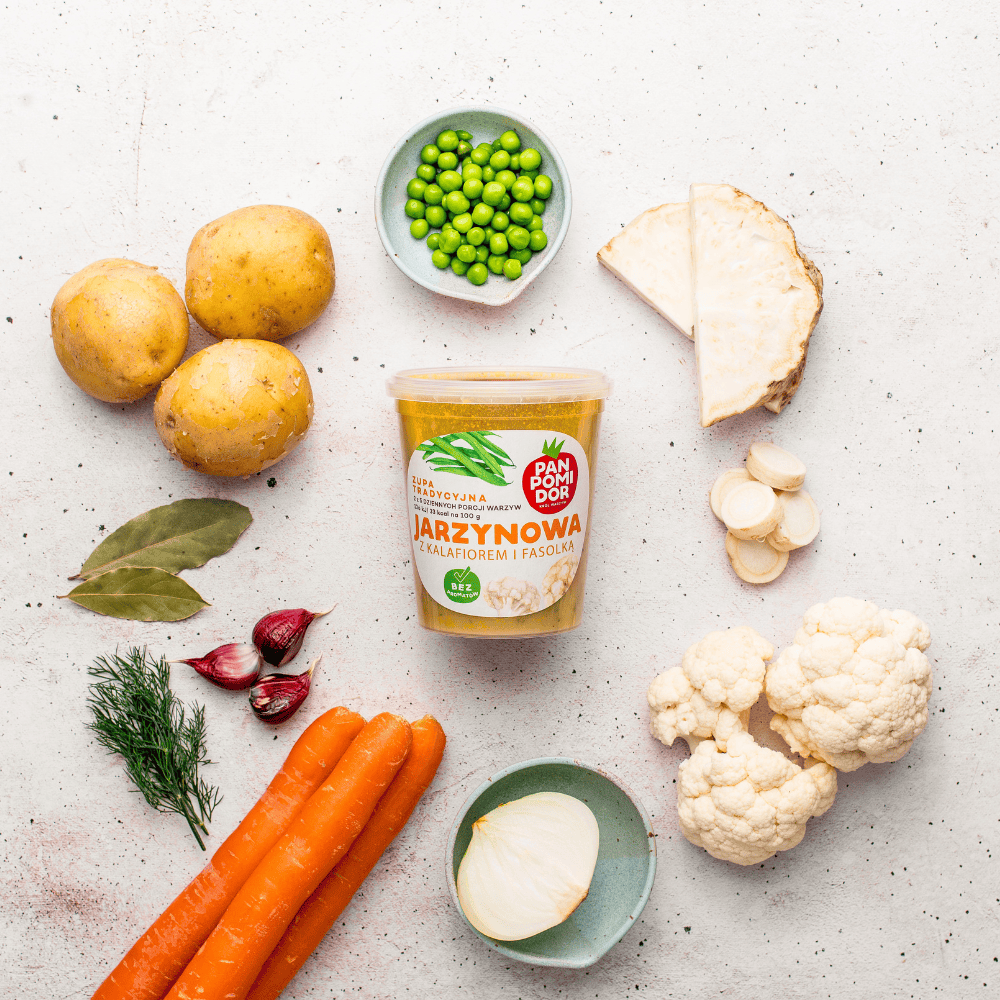 kubek zupa jarzynowa z warzywami wokół