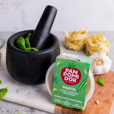 pasta z bobu na stole z makaronem w tle