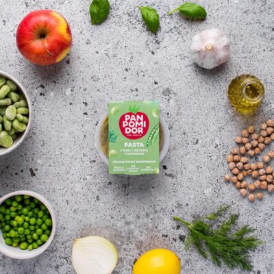 pasta z bobu z warzywami wokół